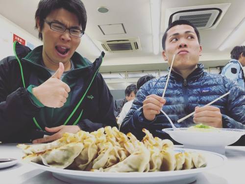 tothenexttrail: #ohsho #gyoza ここの餃子は他の王将とは違うぜ！御影店オススメですよ〜。とりあえず餃子5人前！ (餃子の王将 御影店)