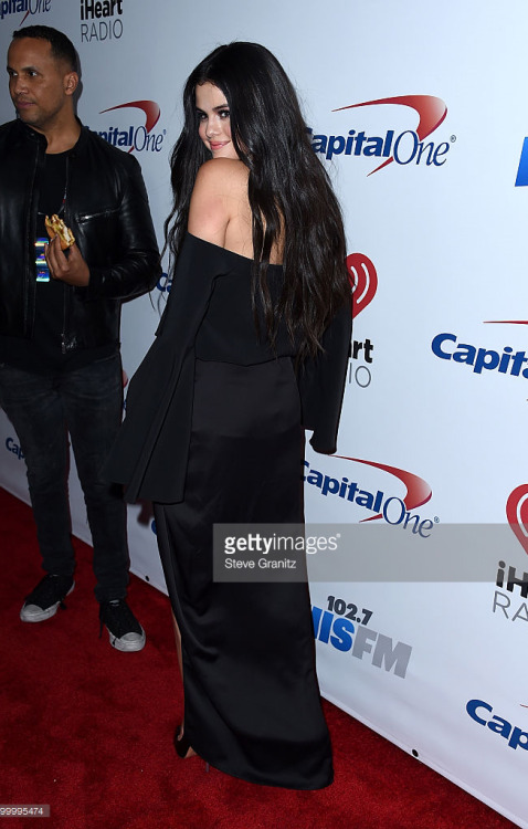 surprisebitch: selena gomez’ assistant holds her half-eaten chicken sandwich so she could pose at the jingle ball red carpet 