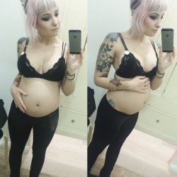 arachniesuicide:  Bump bump  a woman when she is pregnant is absolutely the most beautiful thing on the face of the Earth
