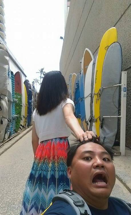 mymodernmet:Taiwanese Couple Puts a Hilarious Twist on Famous “Follow Me” Travel Photos