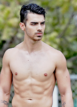 jonasgalaxy:  Joe Jonas showing off his insane