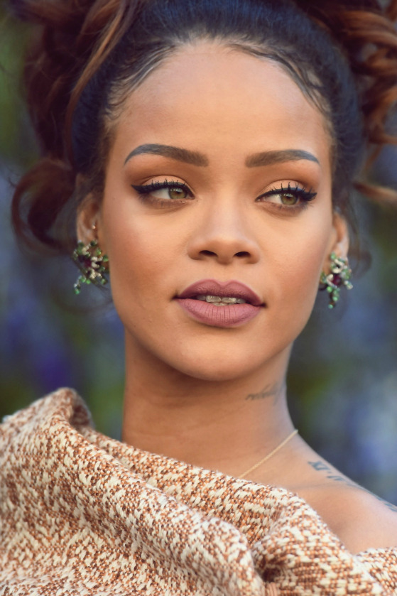 fuckyeahrihanna:    Rihanna at the Dior Fashion Show (02.10.2015.)    