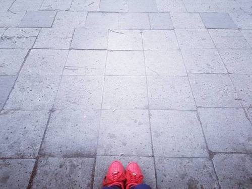 Dsy 132. Czekam. #madelaine #shoes #red #kostka #road #ulica #instaphoto #photooftheday #like #redsh