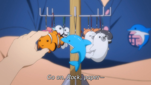 matsuoka-lin:  targetlost:  I keep seeing people saying the dolphin toy is the keychain that Makoto gave him, but they’re clearly two different toys. The keychain is smaller and has a completely blue tail. The toy in Haru’s bath came with a base and