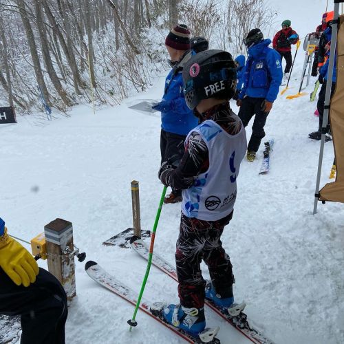 第70回松之山スキー競技会 セガレ初めての大会！！ 失格で大泣き 悔しいと思えることも良い経験かと… お疲れ様でした。 #大回転 #松之山温泉スキー場 #新潟スノーファンクラブ 俺は市民大会中止で