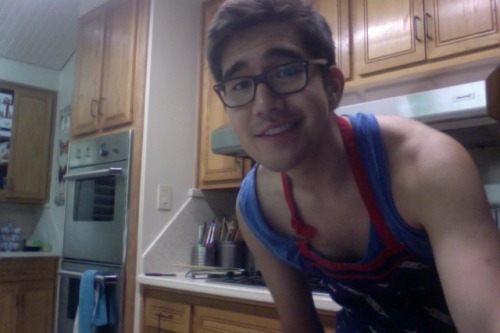 shamitomita:  Late Night Baking with my mom’s old apron :3 