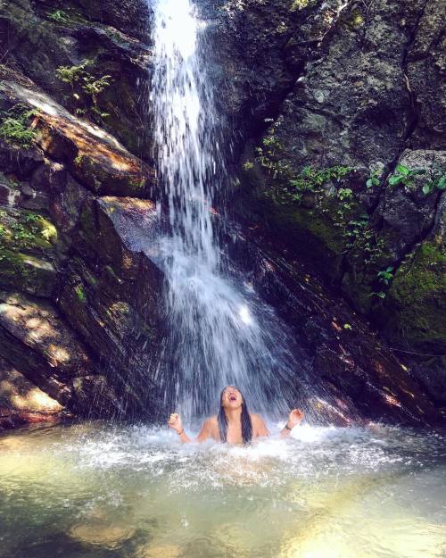 naturalswimmingspirit:  pattycake_yumWheeeeeeeee💚💚💚💚💚#skinnydipping #hiking#waterfall #mountain#chillasfuckpattycake_yum回來台北兩天我又想離開了喜歡鄉下和大自然的單純🌞🌞一切都簡簡單單的🌞多快樂💙💙💙💙💙Simple