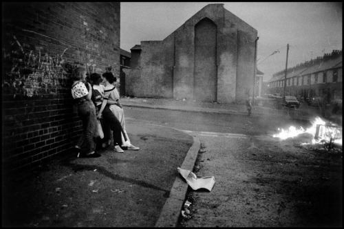 shadowandardentaquarium:Gilles Peress, Summer Evening. Belfast, Northern Ireland, 1989