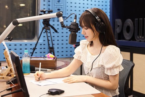 @rvsmtown: 웬디 ‘영스트리트’ DJ 성공적 데뷔 신고식! ‘완디’표 상큼발랄 힐링 에너지에 청취자 완벽 매료! SBS 파워FM ‘웬디의 영스트리트’ 매일 오후 8시 방송!