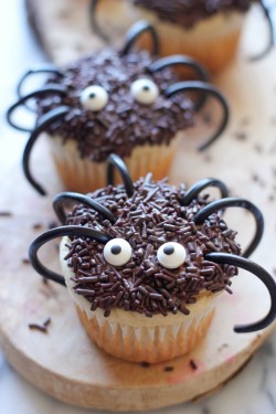 fullcravings:Halloween Spider Cupcakes