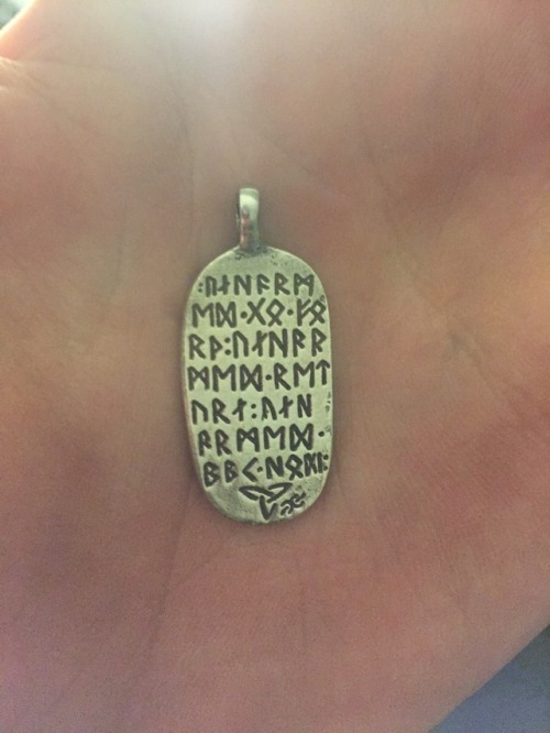 systlin: ek-vitki:  ek-vitki:  Viking traveler’s amulet, based on the Lillbjärs picture stone. The back reads: “Unharmed Go Forth, Unharmed Return, Unharmed Back Home”, Frigga’s blessing to Odin, possibly from Vafþrúðnismál.  I’m going