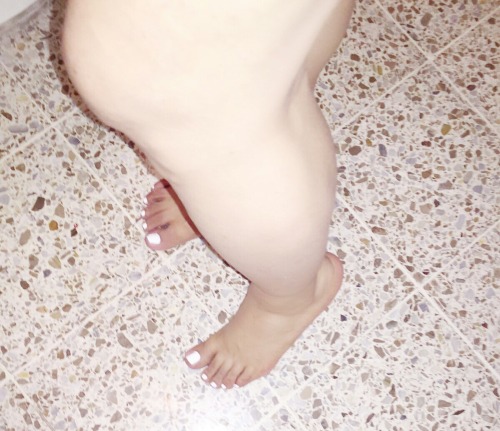 gabprincess01:  My leggs and feets 👣👣👣😊😊😊🙈🙈🙈👣👣👣 porn pictures