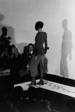 zegalba:Maison Martin Margiela SS 1989                             (martin’s first runway collection)“Margiela drenched his models in red paint, so that the unusual footprints they left behind were clearly visible on the white catwalk”