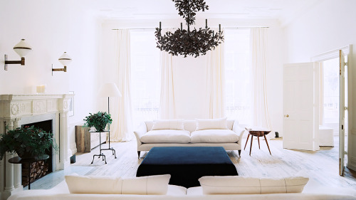 hellosukio: white room. black chandelier.