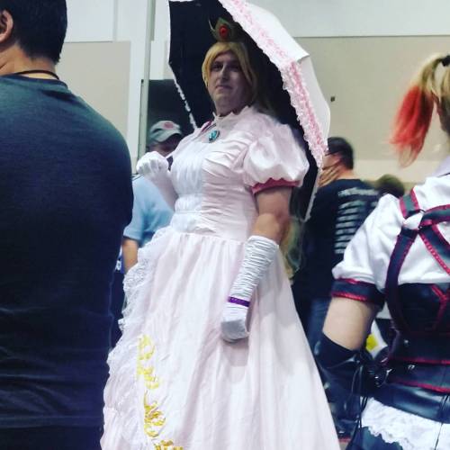 The best and tallest Princess Peach. What a doll! #planetcomiccon2016 #planetcomicon #princesspeach 