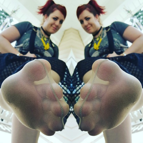 silkysoles01: Pantyhose and chucks.