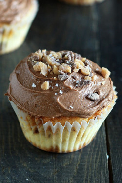 omg-yumtastic:  (Via: hoardingrecipes.tumblr.com) Salted Caramel Toffee Cupcakes - Get this recipe and more http://bit.do/dGsN  Yummy