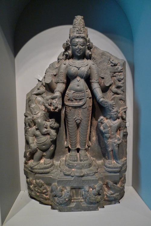 Parvati and sons, Ganesha and Skanda, pala sculpture