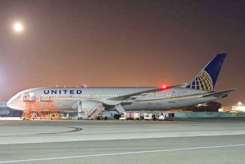 17crossfeed - 2012 United Airlines Boeing 787-8 Dreamliner N27903...