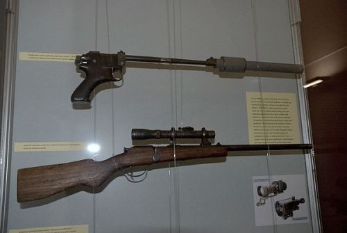 diyselfdefense: An exhibit of confiscated homemade firearms at a police museum in Prague