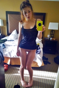 nicestolenselfies:  Bottomless.