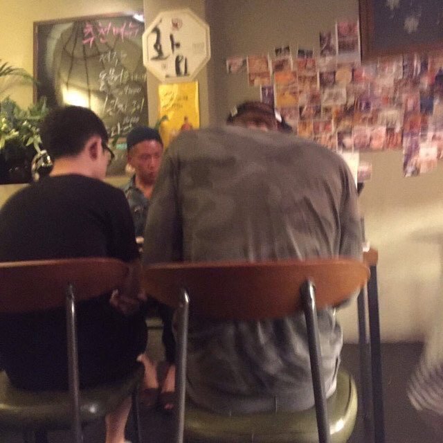 glorious-soobooty:  Smol and toll (look at those shoulders!!!) [x]