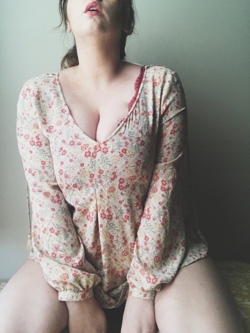 provocative-peach:  This shirt makes me feel like spring 🌷  (Creative Credit goes to Daddy and his ability to know which pictures you guys will like best.)