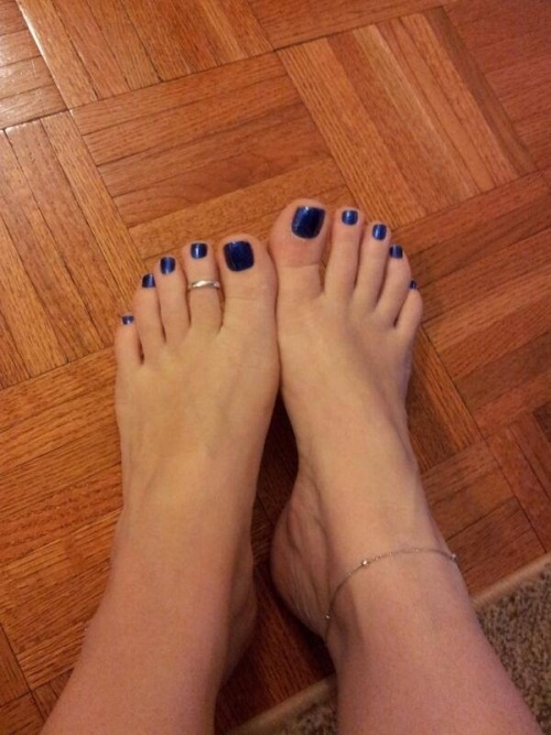 feetsolestoes1: barefootgirlfriends: barefootgirlfriends: delicatefeet: ;)   Beautiful toes!