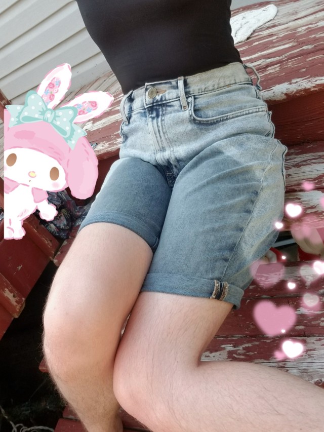 babeybunny:🌊W-why are my shorts wet? I uhhhhhhh,,,spilt my drink?? (Video link) 