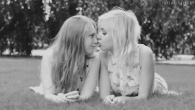 👭