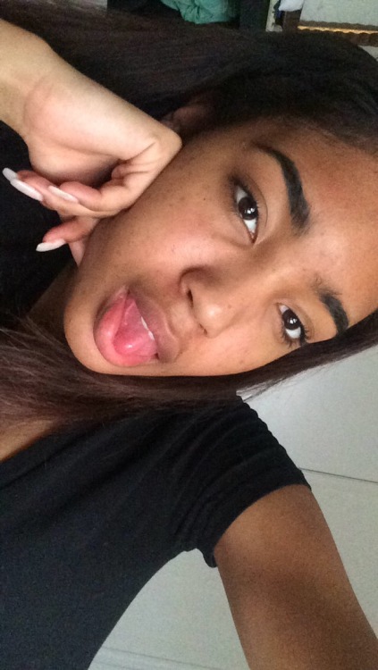 sexysmirkemoji:  No makeup pics
