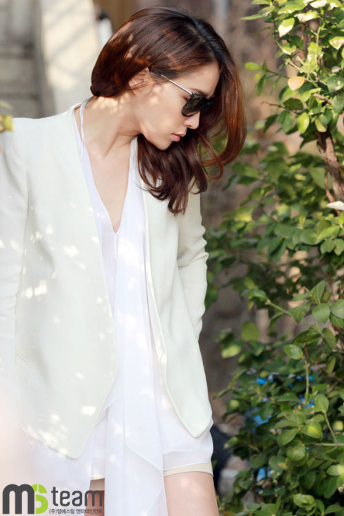 Korean actress Lee Min-jung Chloe sunglasses (Vogue April 2014)
