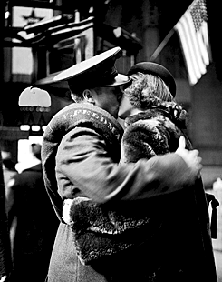 onscreenkisses: Farewells at Penn Station by Alfred Eisenstaedt for ‘LIFE Magazine’