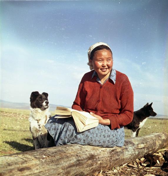 Dashinima Amogolonova, shepherd of the Telman kolkhoz in Buryat ASSR. Photo by Vsevolod Tarasevich (1959).