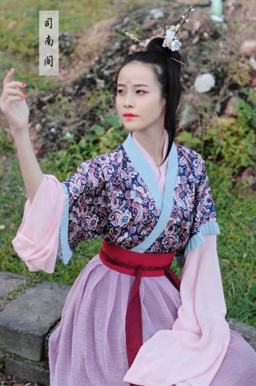 Traditional Chinese hanfu. Photo by 几乎透明的蓝. Clothes by 司南阁.