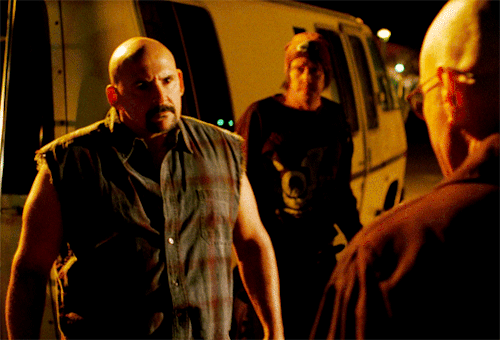 kane52630:[DLZ by TV On The Radio playing in the distance] Breaking Bad | 2x10: Over