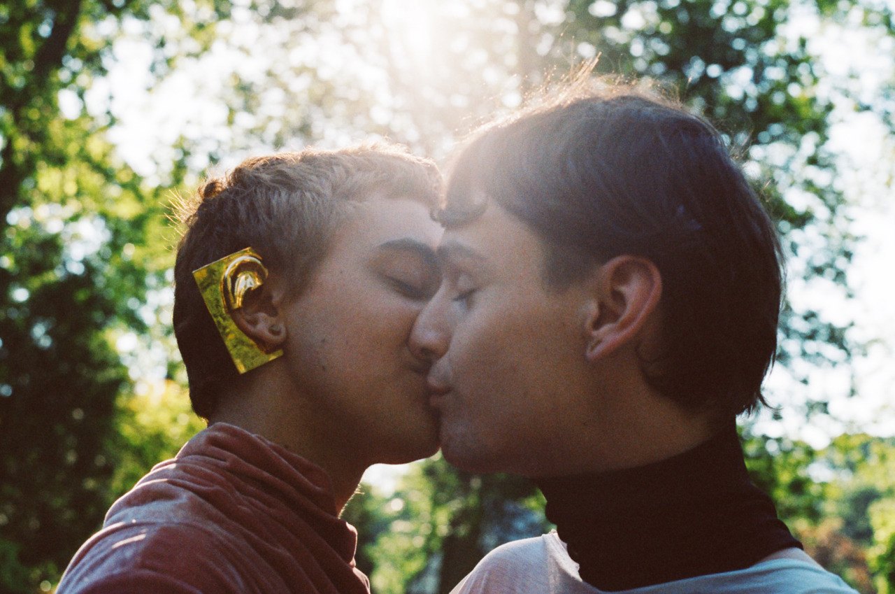 my5tic41andshit:  oliviabeephoto:  Young Love for Teen Vogue by Olivia Bee Kyle and