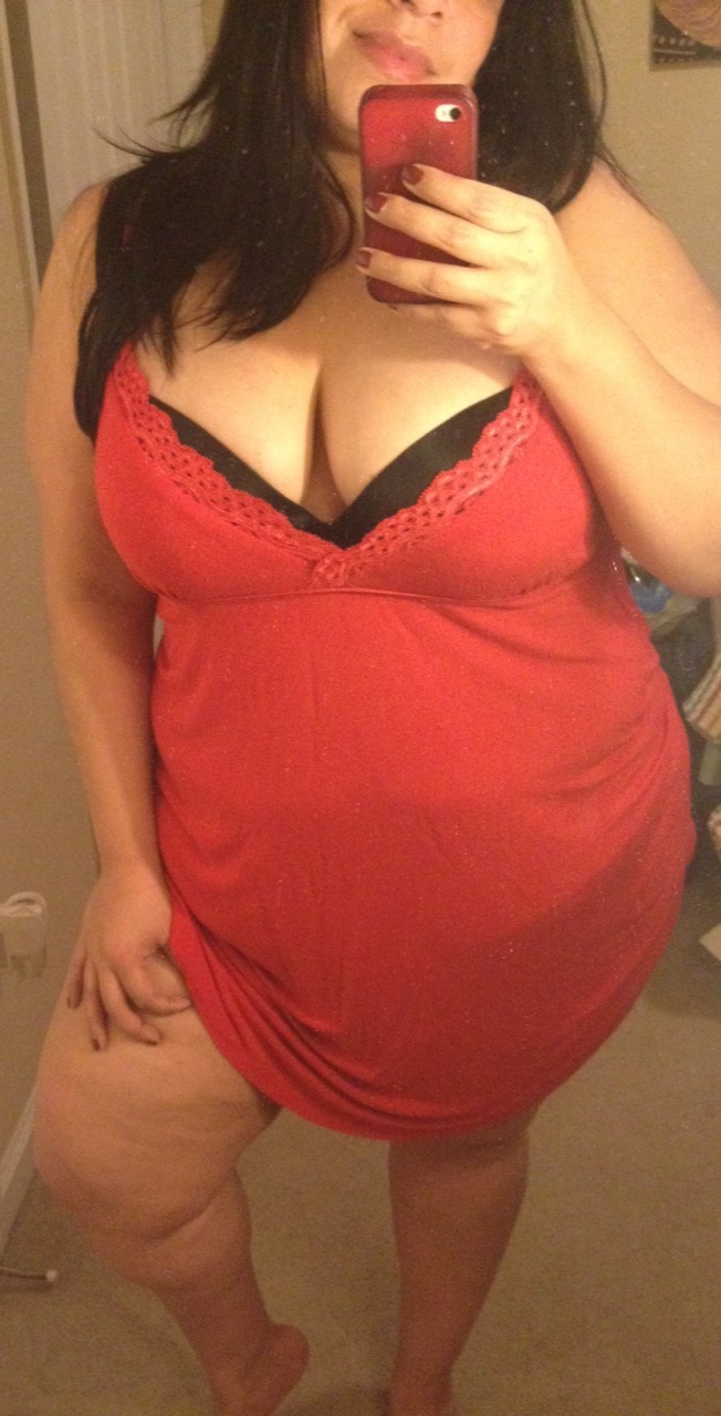 realcurveslatina2012:  Red is definitely my favorite color 💄