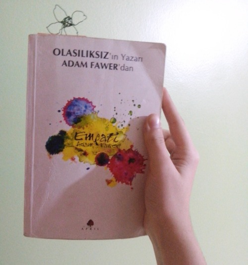 Hayatımda alabileceğim en değerli, anlamlı ve en güzel hediyelerden bir tanesi..  Best'imin sevdiği kitaptan bir diğeri ve en sevdiği kitabi bana vermesi benim için çok anlamlı bir şeydi. Hemde kendi emeğinle uğraşarak bana kitap ayracı