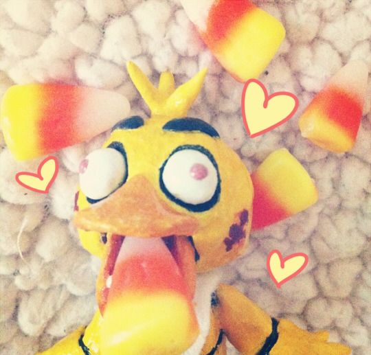 not-a-comedian:  I made a tiny Chica sculpt! Her jaw is moveable and the head is