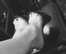 highertheheelstheclosertogod:“6 inch heels…”