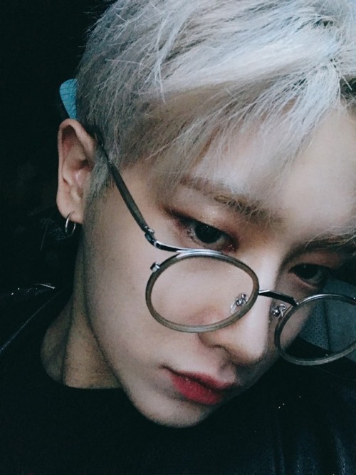 Wonho :  이 세상 모든별을 다모아도 너만큼 빛이날수 있을까 몬베베..? 