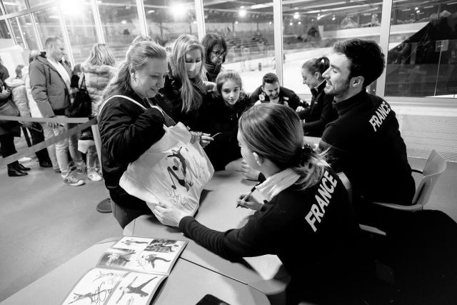 Gabi and Guillaume giving out autographs