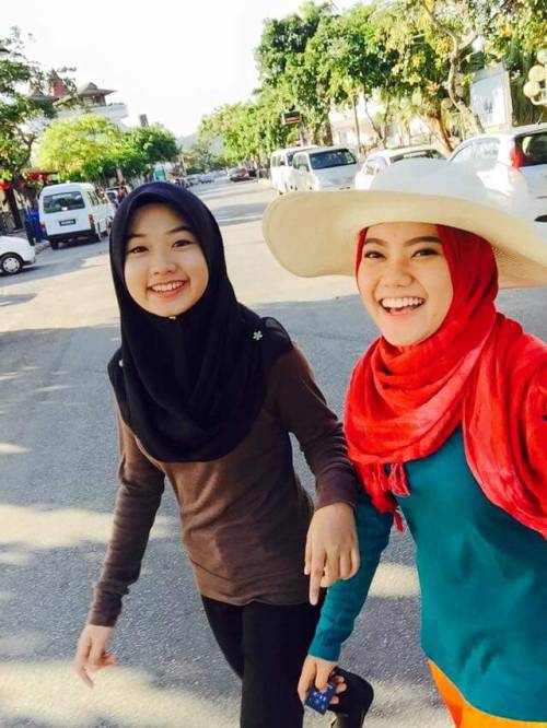 chimomido: awekcomel: She has lovely sister Kakaknye dah bogel..adiknye bile lagi?