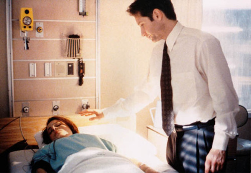 contrivedcoincidences6:  lilydalexf: Mulder wants to touch Scully so bad.