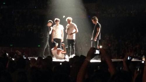 Liam doing pushups on stage tonight - 24.9.13.