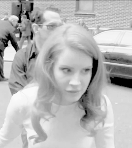 deadlynigthshade:  Lana with fans outside ‘The Letterman Show’ studio (Feb 02,