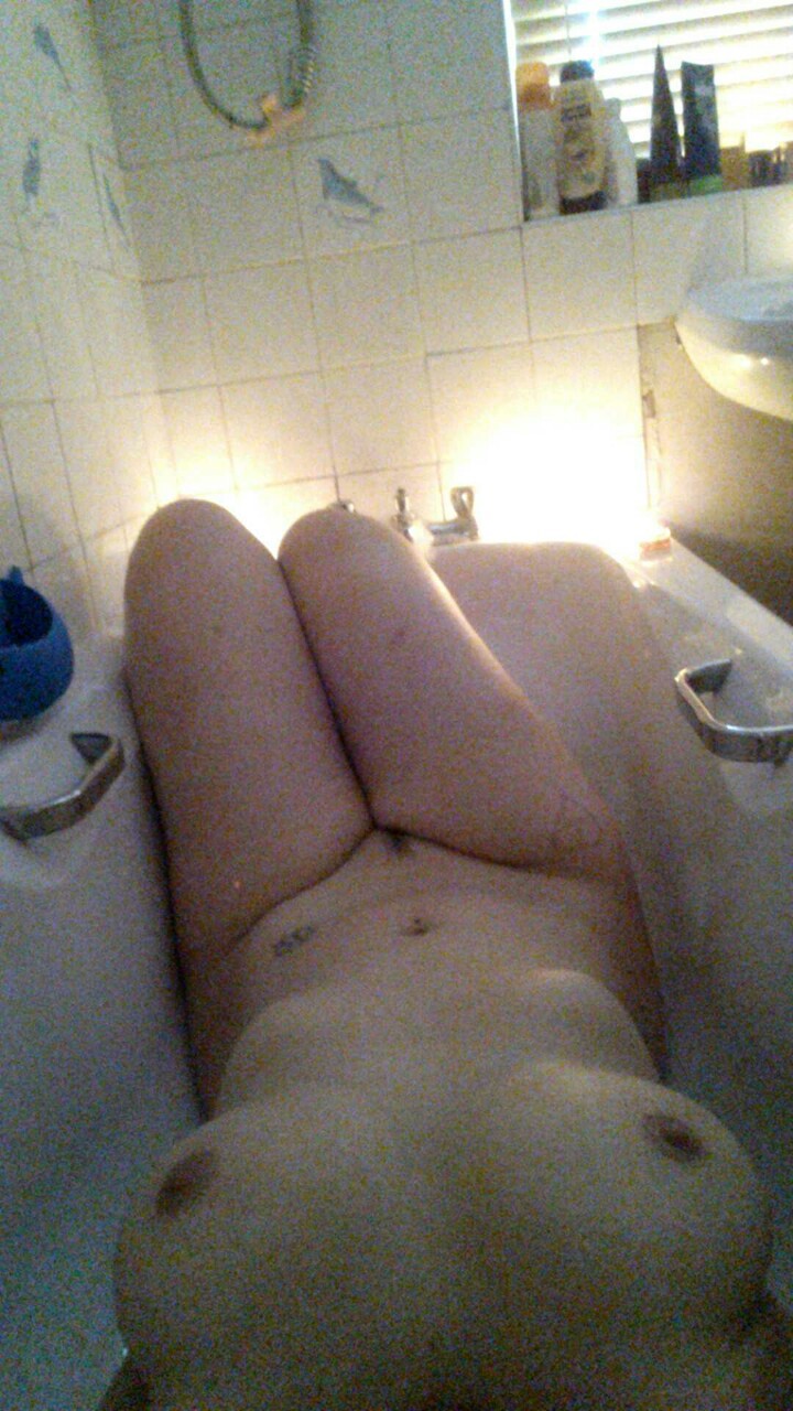 reddaisy1990xo:  Recent bath times! Add me on snap. Don’t send me dick picks budgetbarbie
