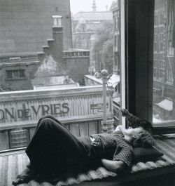  Woman and kitten. Amsterdam. 1934. Photographer: