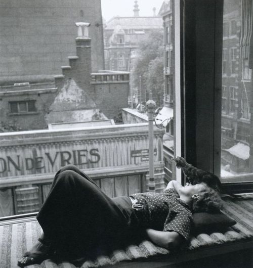  Woman and kitten. Amsterdam. 1934. Photographer: Eva Besnyö 